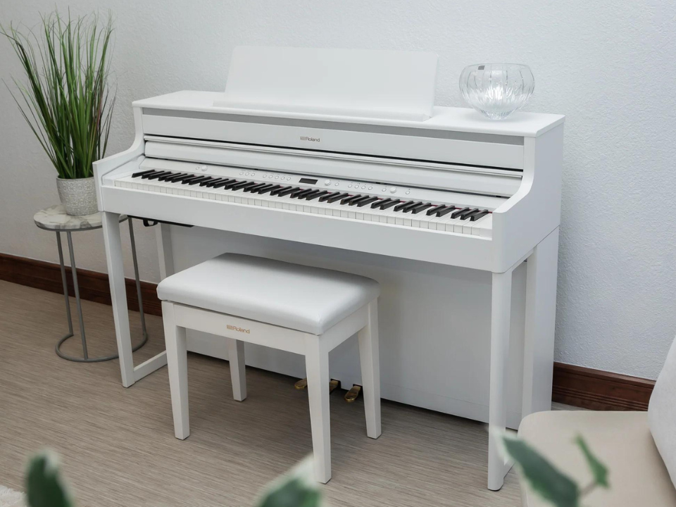 Cận cảnh ROLAND HP-704 WH tại Piano House